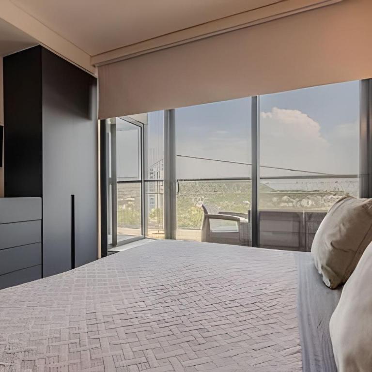 Elite Apartment / Near the Historic Center - Two-Bedroom Apartment with Water View - 4