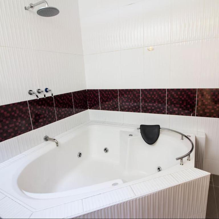 Hotel Prince Selva La Merced - Habitación con cama grande y bañera de hidromasaje - 1