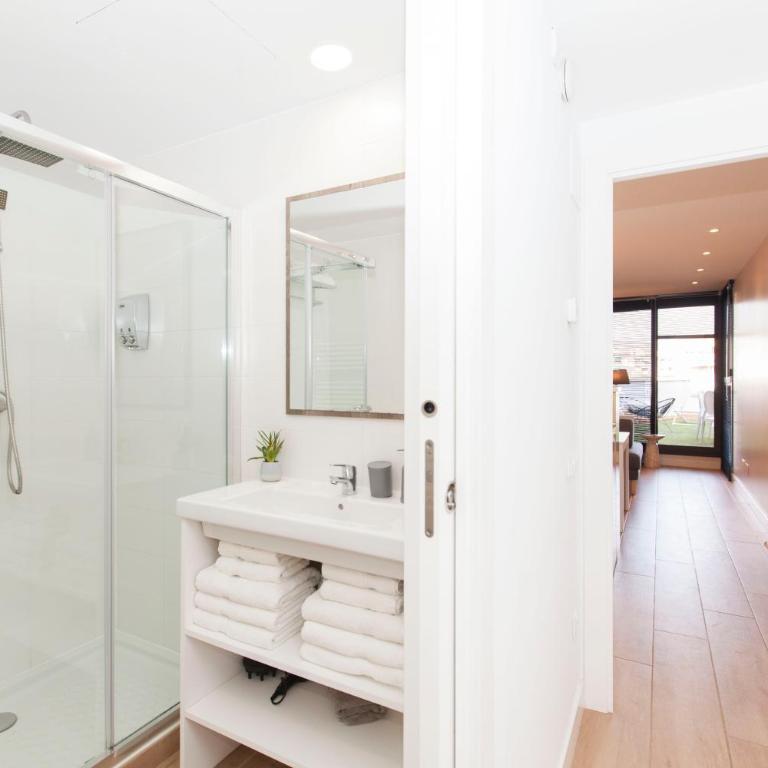 Barcelona Mediterranean Apartments - Two-Bedroom Apartment with Balcony - 6