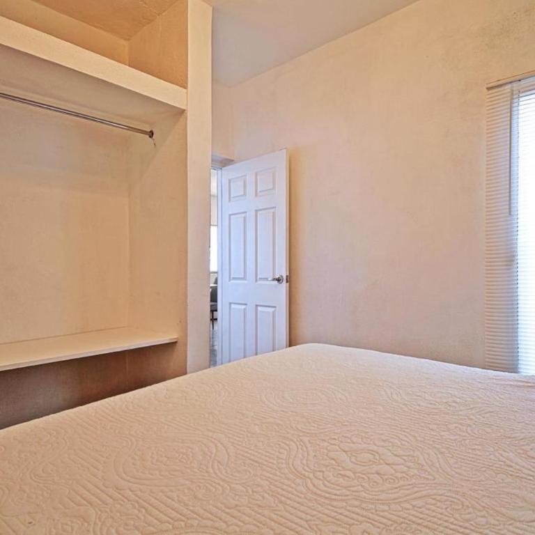 Family-Friendly La Paz Apartment 2BR Haven with AC & WiFi - Perfect Getaway - Apartment - 13