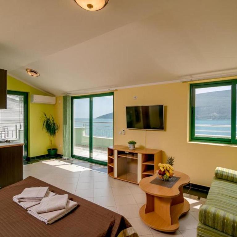 Amor Residence - Studio Apartment with Terrace - 47