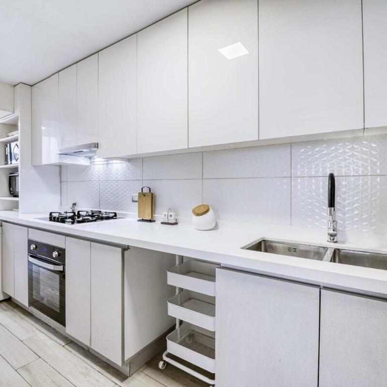 Grand Residence Apartment 4D With Balcony - Apartamento - 4