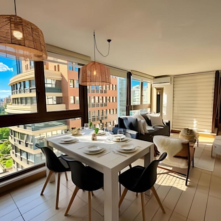 Comfort with parking and Wi-Fi Manquehue Metro Station - Two-Bedroom Apartment with Balcony and Terrace - 1