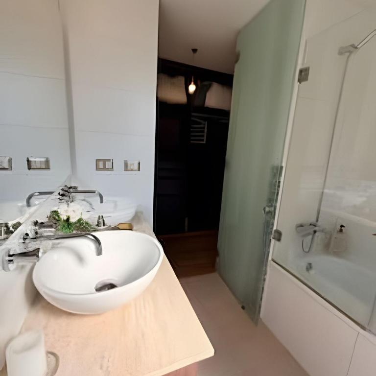 Comfort with parking and Wi-Fi Manquehue Metro Station - Two-Bedroom Apartment with Balcony and Terrace - 24