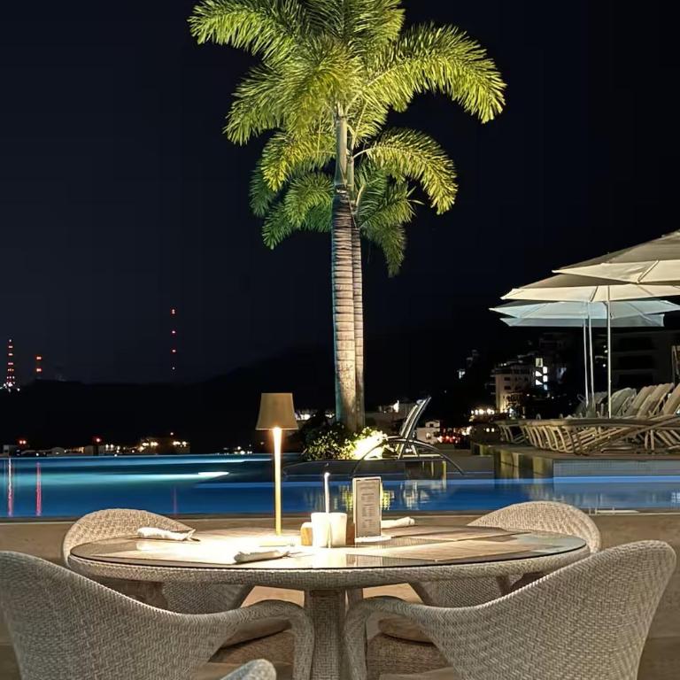 Oceanfront Indah Condo Sleeps 10 Sunsets - Three-Bedroom Apartment with Ocean View - 44