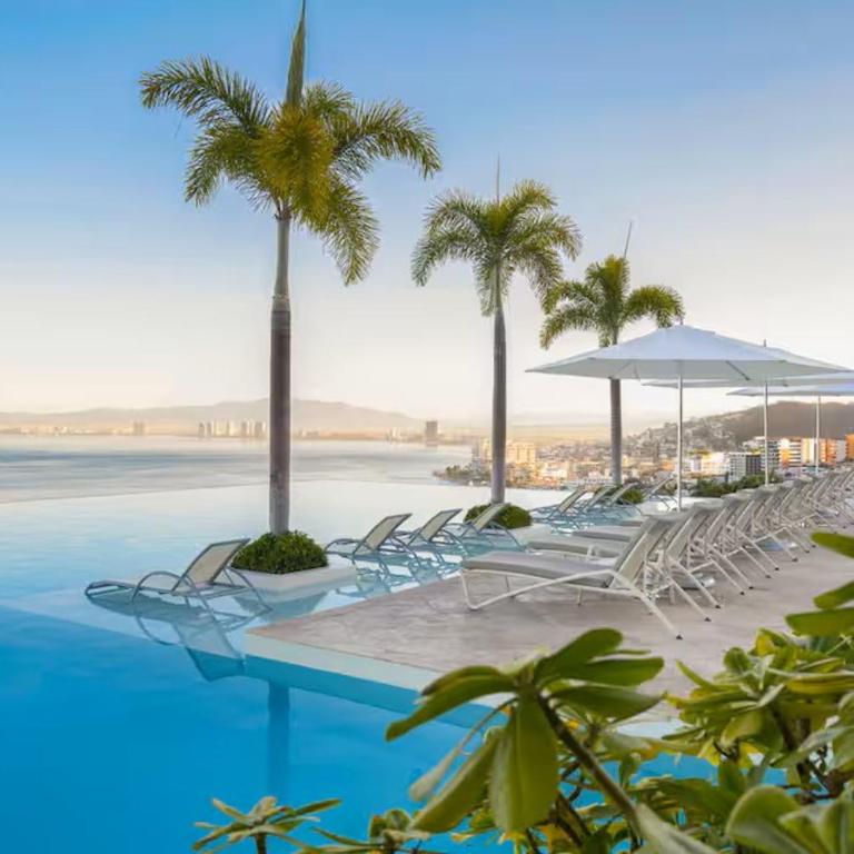 Oceanfront Indah Condo Sleeps 10 Sunsets - Three-Bedroom Apartment with Ocean View - 6