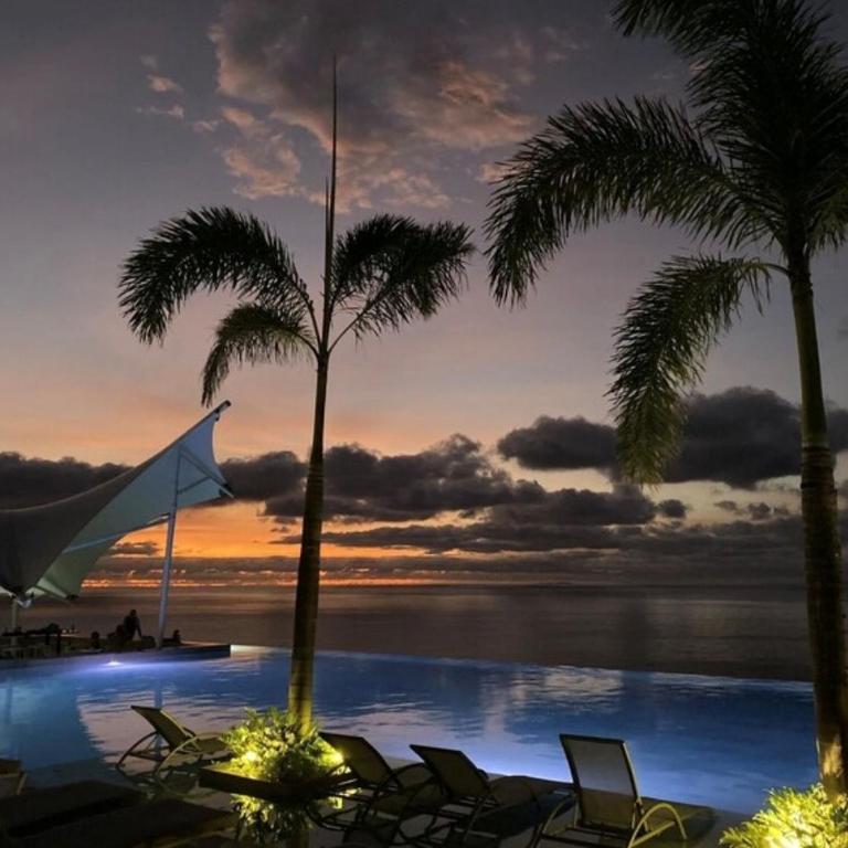 Oceanfront Indah Condo Sleeps 10 Sunsets - Three-Bedroom Apartment with Ocean View - 43