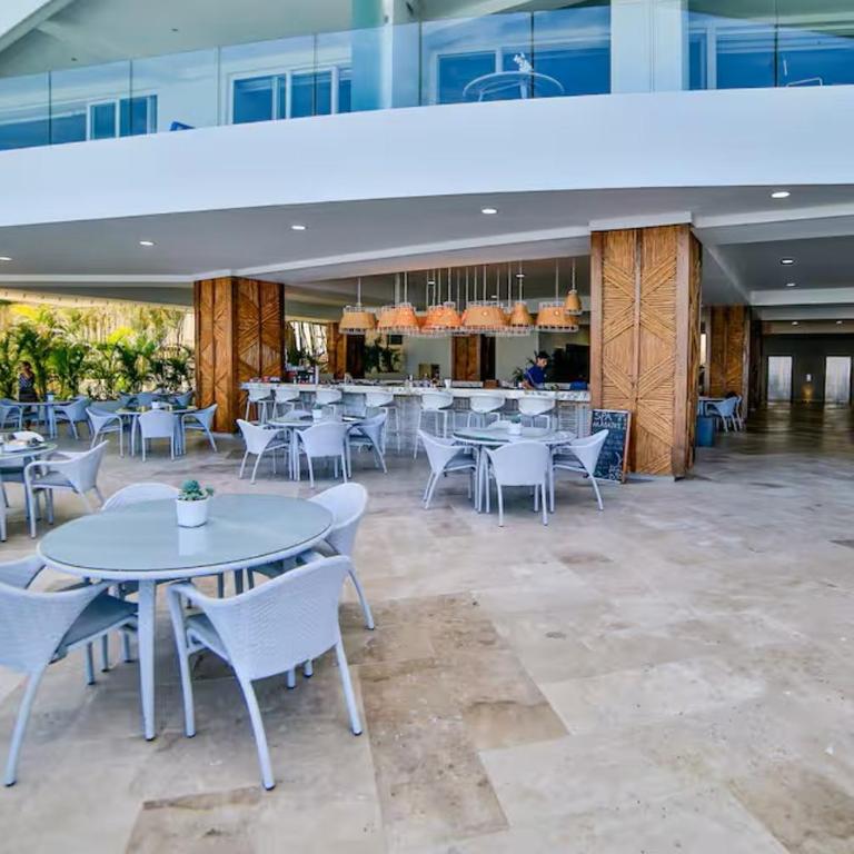 Oceanfront Indah Condo Sleeps 10 Sunsets - Three-Bedroom Apartment with Ocean View - 41
