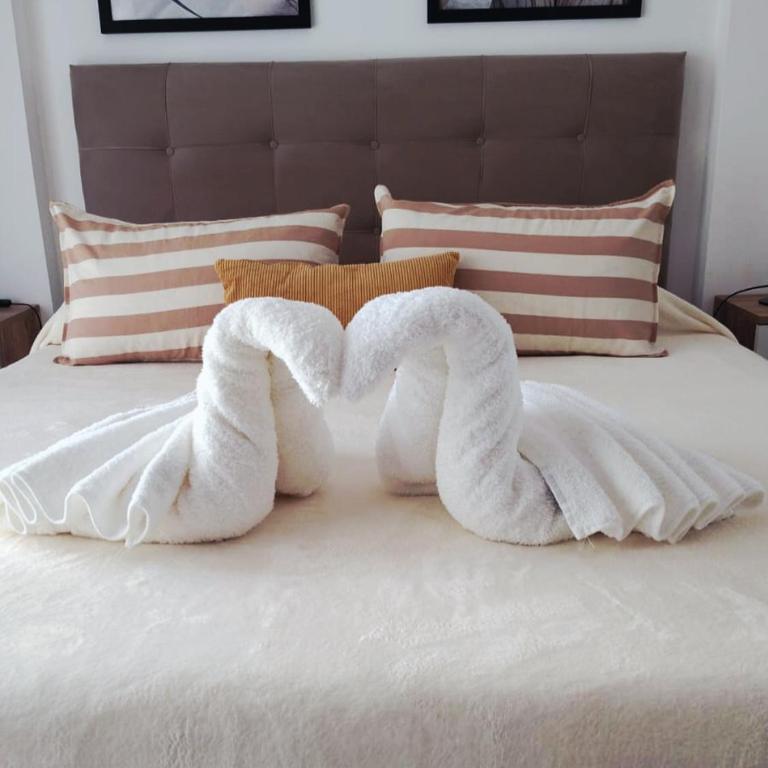 Modern Central location Studio with Rooftop Pool - One-Bedroom Apartment - 25