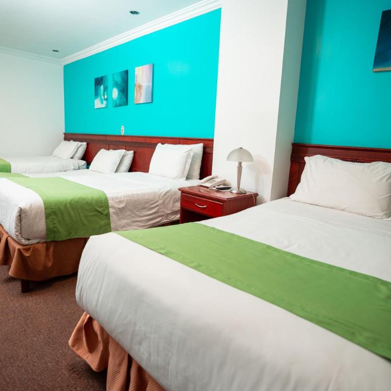 Quo Vadis Hotel - Quadruple Room with Private Bathroom - 1