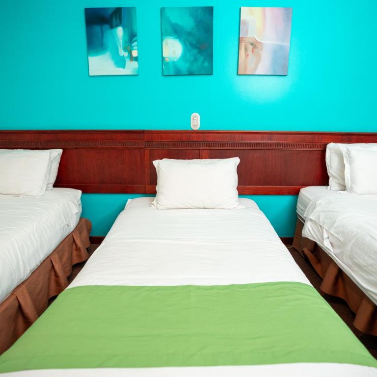 Quo Vadis Hotel - Quadruple Room with Private Bathroom - 3