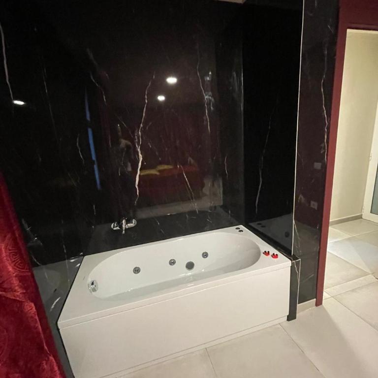 Apartamento con jardín y pequeña piscina privada para refrescarse - Double Room with Pool View - 10