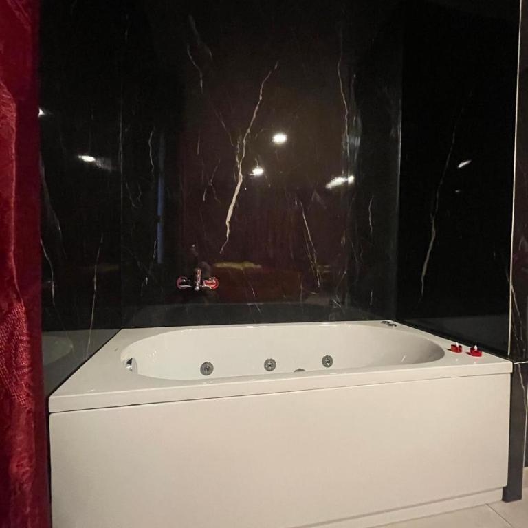 Apartamento con jardín y pequeña piscina privada para refrescarse - Double Room with Pool View - 12