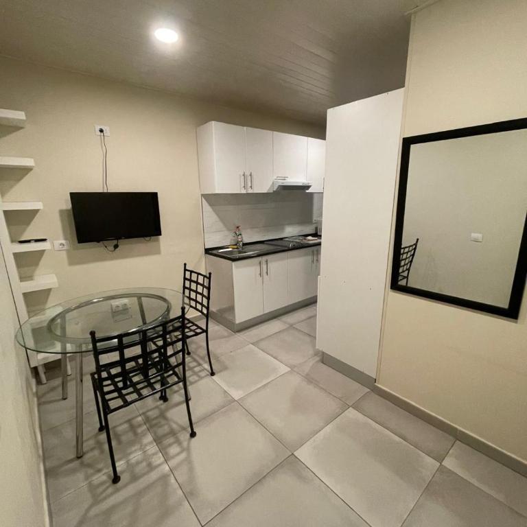 Apartamento con jardín y pequeña piscina privada para refrescarse - Double Room with Pool View - 22