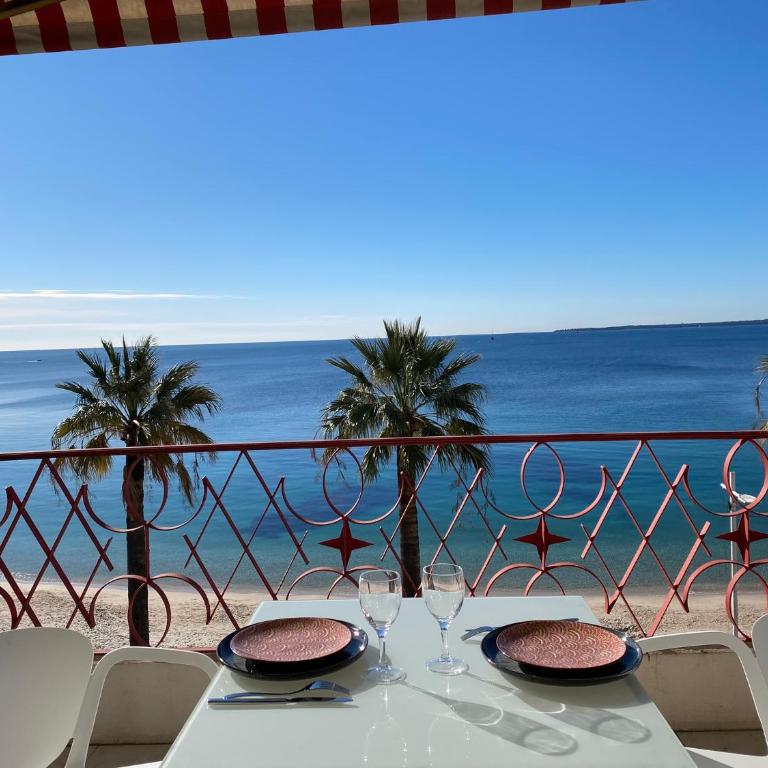 Beau studio front de mer Juan les pins vue mer exceptionnelle - Appartement - Vue sur Mer - 2