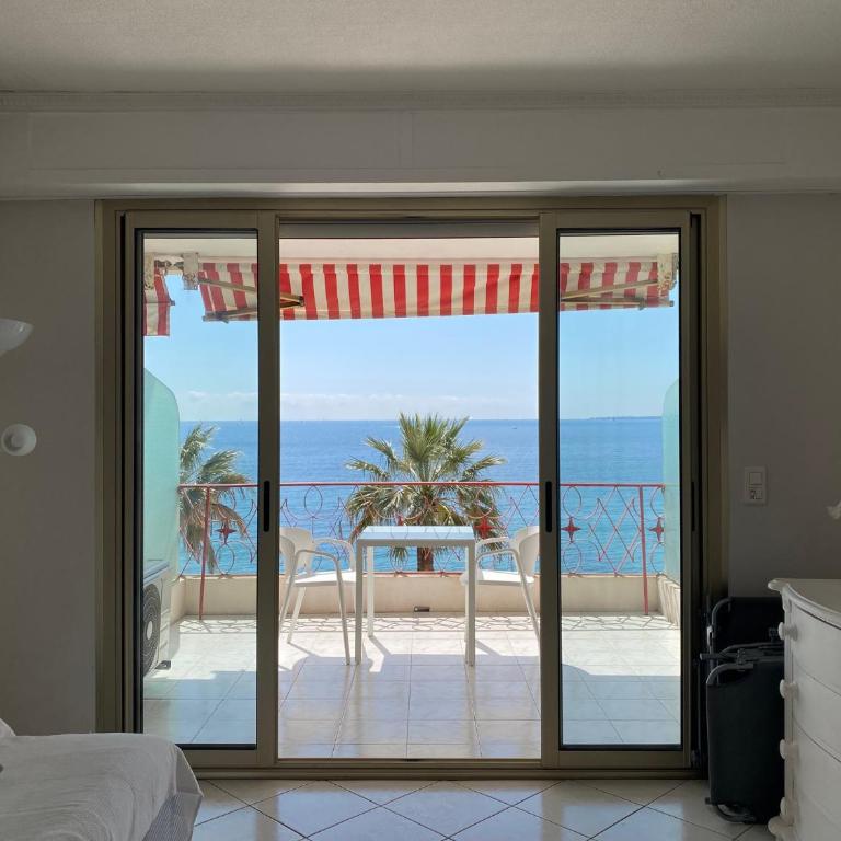 Beau studio front de mer Juan les pins vue mer exceptionnelle - Appartement - Vue sur Mer - 24