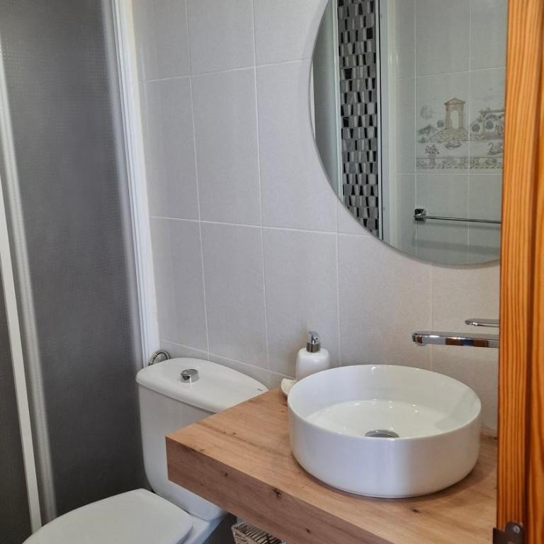 APARTAMENTO LOFT PRIMERA LÍNEA de playa, vistas altas mar y castillo - Apartamento de 1 dormitorio - 2