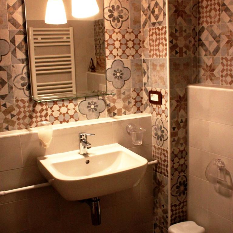Le Dame Della Cortesella B&B - Double Room with Private Bathroom - 14