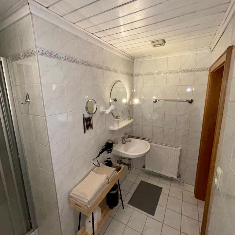 Pferdehof Almgut - Reiten für Kinder, Natur und Erholung nahe Salzburg - Apartment mit 2 Schlafzimmern und Balkon - 4