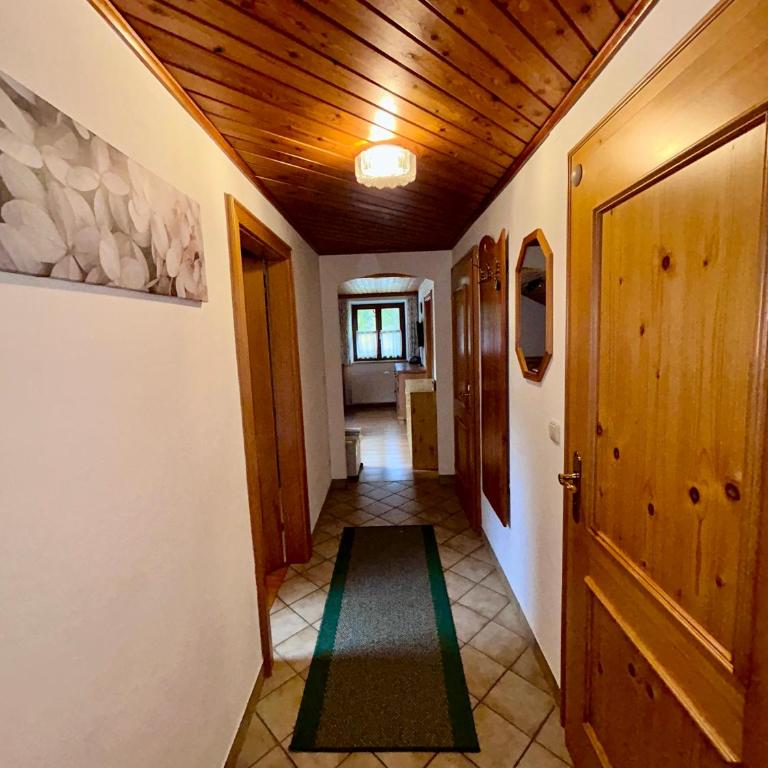 Pferdehof Almgut - Reiten für Kinder, Natur und Erholung nahe Salzburg - Apartment mit 2 Schlafzimmern und Balkon - 5