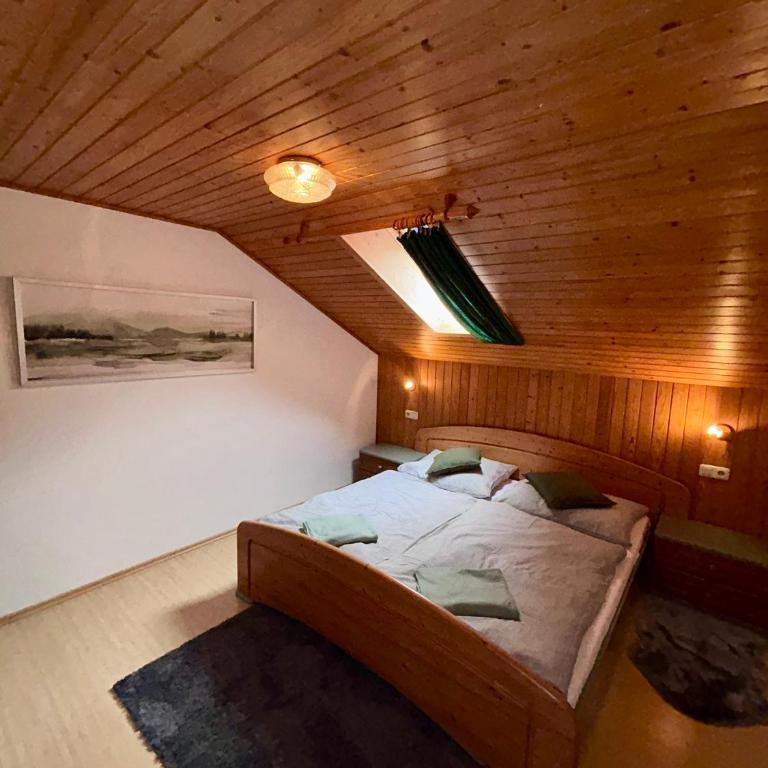 Pferdehof Almgut - Reiten für Kinder, Natur und Erholung nahe Salzburg - Apartment mit 2 Schlafzimmern und Balkon - 8