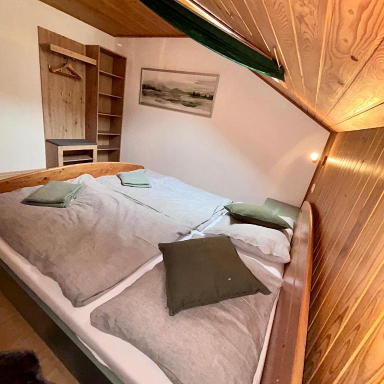 Pferdehof Almgut - Reiten für Kinder, Natur und Erholung nahe Salzburg - Apartment mit 2 Schlafzimmern und Balkon - 9