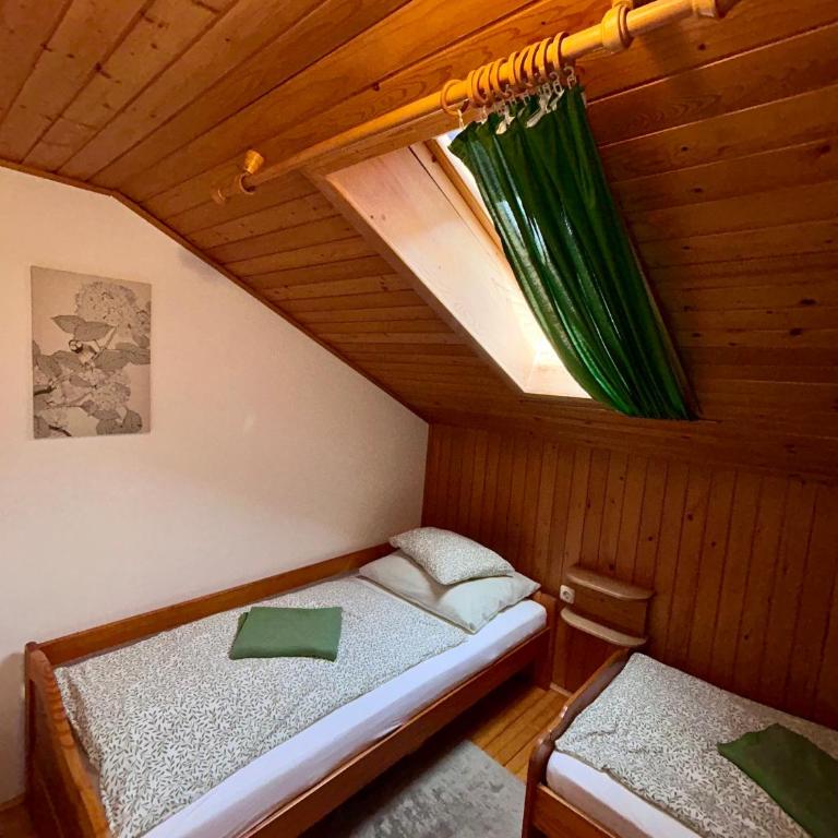 Pferdehof Almgut - Reiten für Kinder, Natur und Erholung nahe Salzburg - Apartment mit 2 Schlafzimmern und Balkon - 10