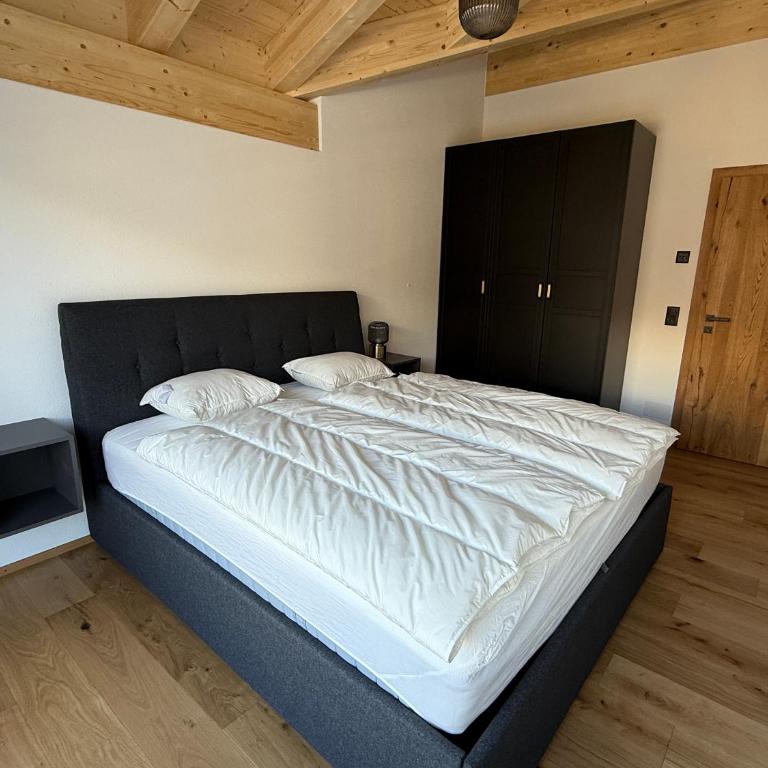 The Fam - Four-Bedroom Luxury Apartment - 11