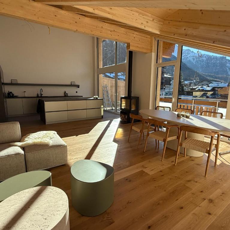 The Fam - Four-Bedroom Luxury Apartment - 21