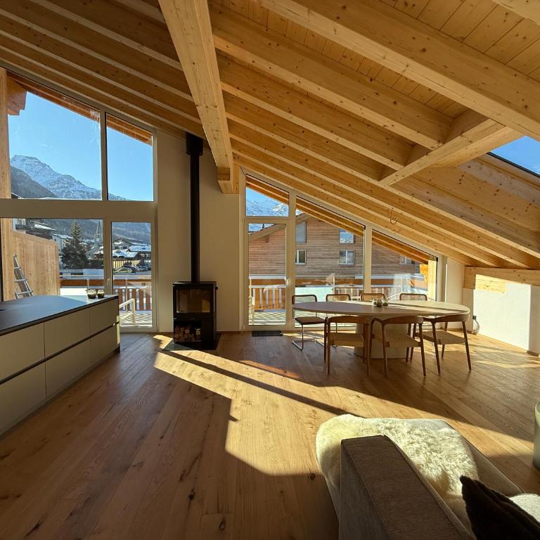 The Fam - Four-Bedroom Luxury Apartment - 1