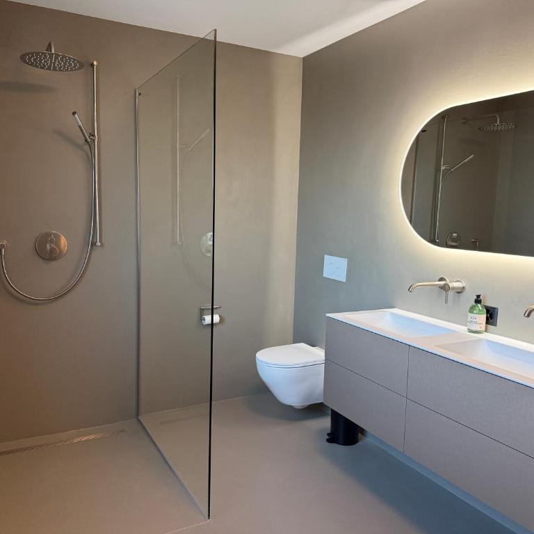 The Fam - Four-Bedroom Luxury Apartment - 14