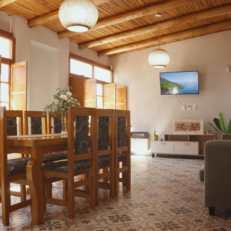 El Rancho , casa de huéspedes - Three-Bedroom Home - 1