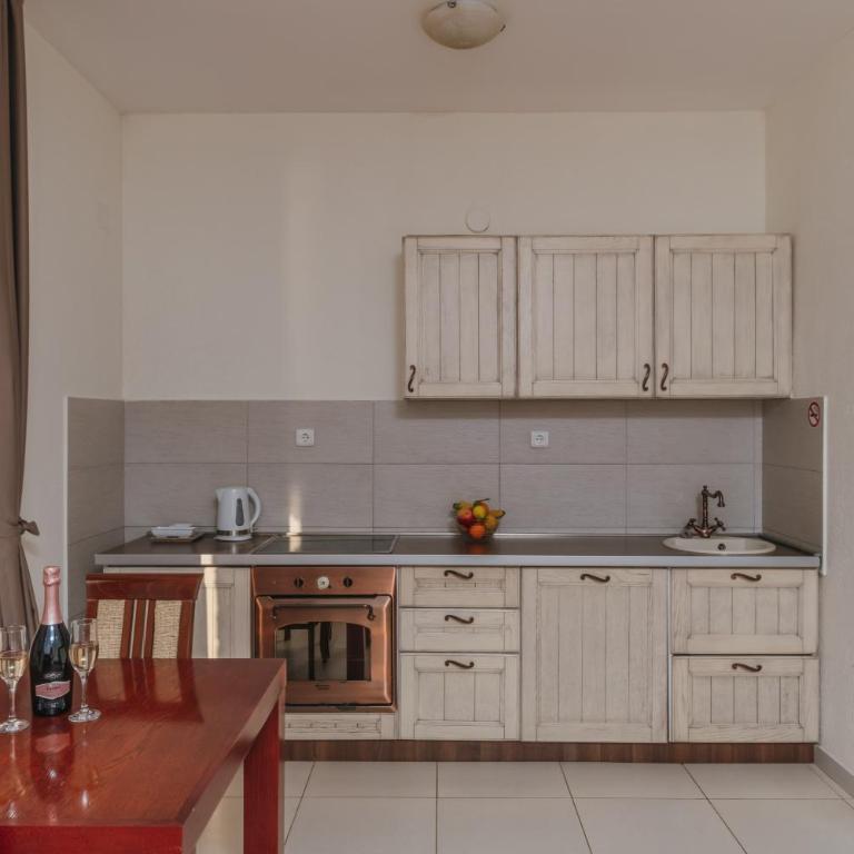 Apartments Pietra Mare - Double Studio with Shared Balcony and Sea View - 4