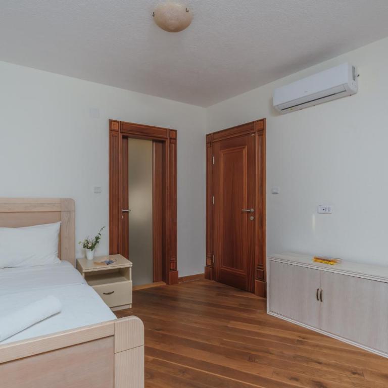 Apartments Pietra Mare - Two-Bedroom Apartment with Shared Balcony and Sea View - 6