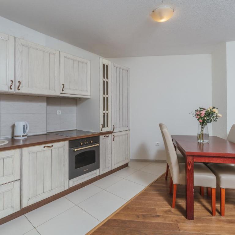 Apartments Pietra Mare - Two-Bedroom Apartment with Shared Balcony and Sea View - 11