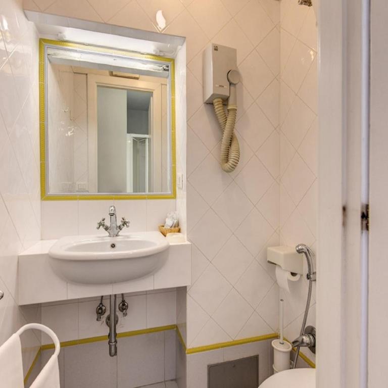 Hotel Labelle - Double or Twin Room - 7
