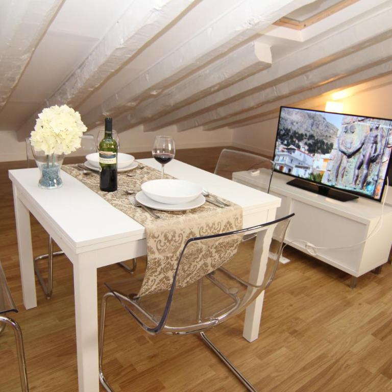 Apartamento Atico en Puerta del Sol - One-Bedroom Apartment - 10