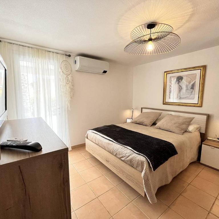 Belle Maison climatisee, wifi, 7 personnes, piscine commune, 10 mn de la plage LRCS96 - Maison 3 Chambres - 7