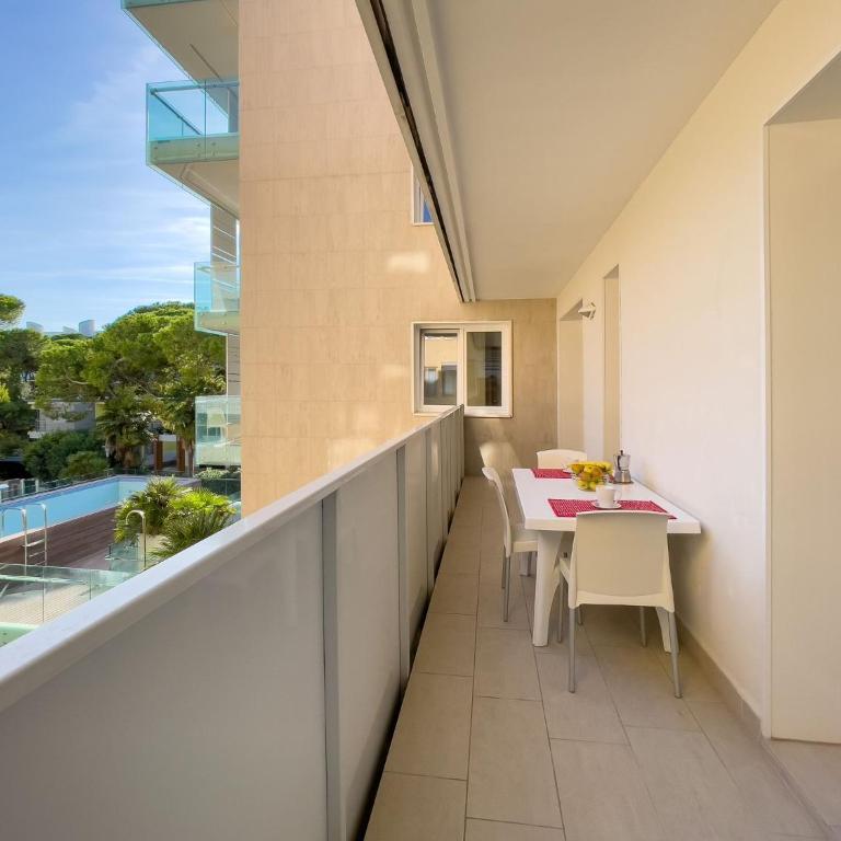 Chic retreat with pool and balcony - Apartment - 2