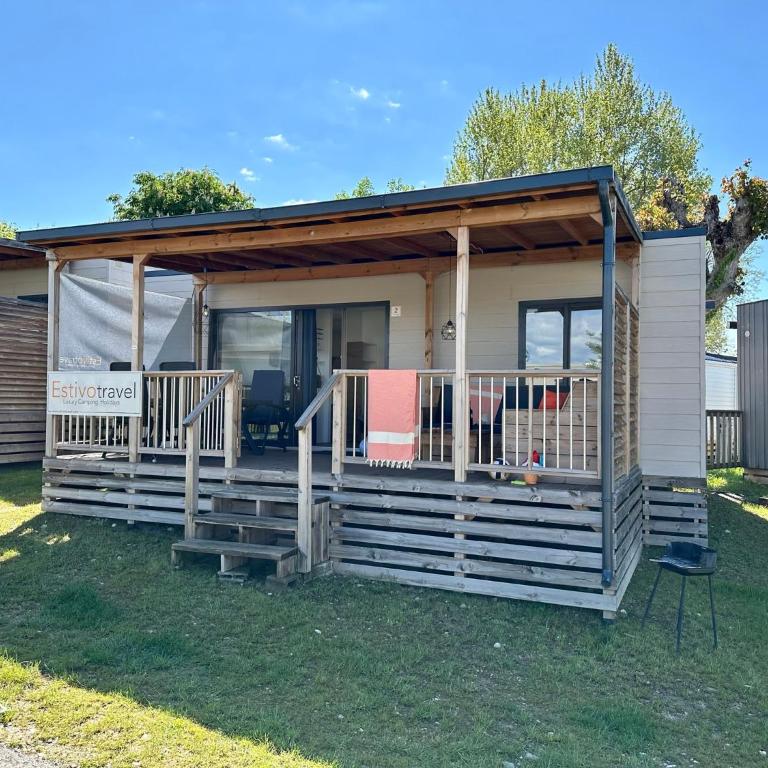 Estivotravel on Camping Cisano San Vito - Chalet Superior - 5