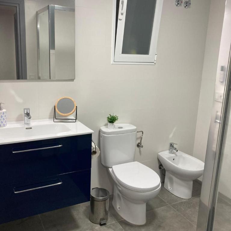 Amparo Home Family Stay near ADDA, Plaza de Toros & General Hospital - Three-Bedroom Apartment - High Floor - 2