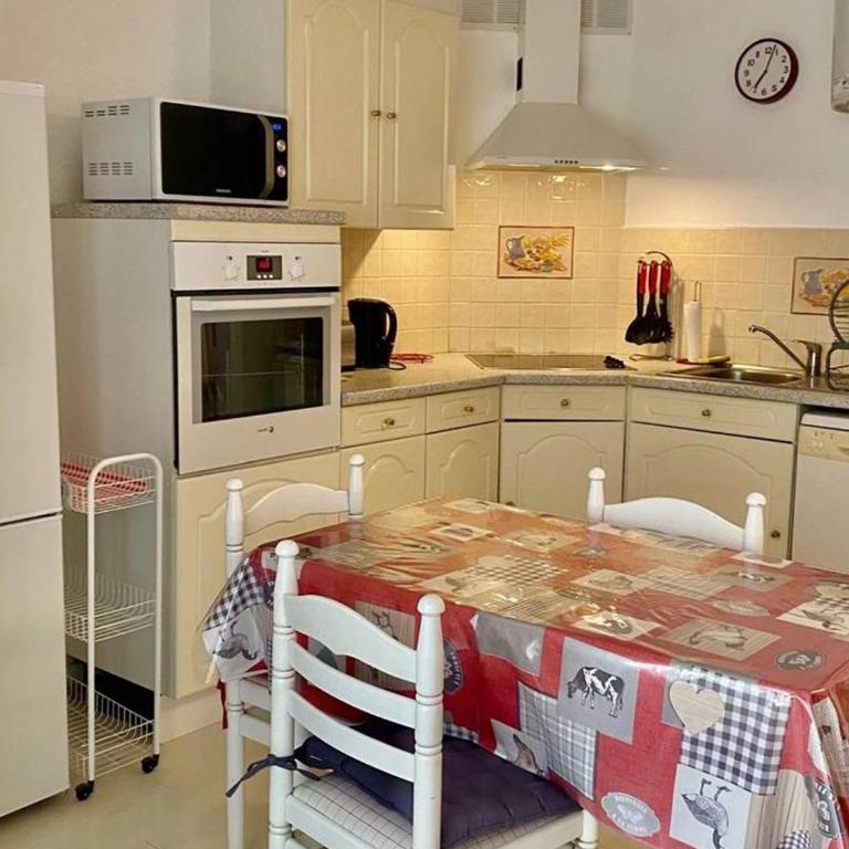 Studio tout équipé avec loggia, parking et Wi-Fi à 50m des cures - 2 pers - Animaux OK - Studio - 5