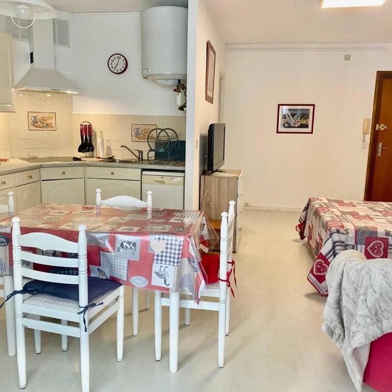 Studio tout équipé avec loggia, parking et Wi-Fi à 50m des cures - 2 pers - Animaux OK - Studio - 7