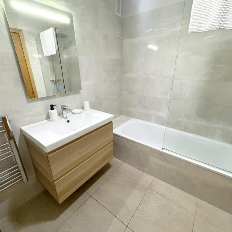 Beach 3br Pool Parking Sleeps 7 - Apartamento - 8