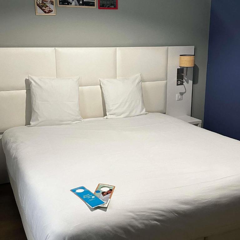 greet hotel Lille Gare Flandres - Groupe Accor - Chambre Pop avec 3 Lits Simples (ou Lit King-Size et Lit Simple) - 1