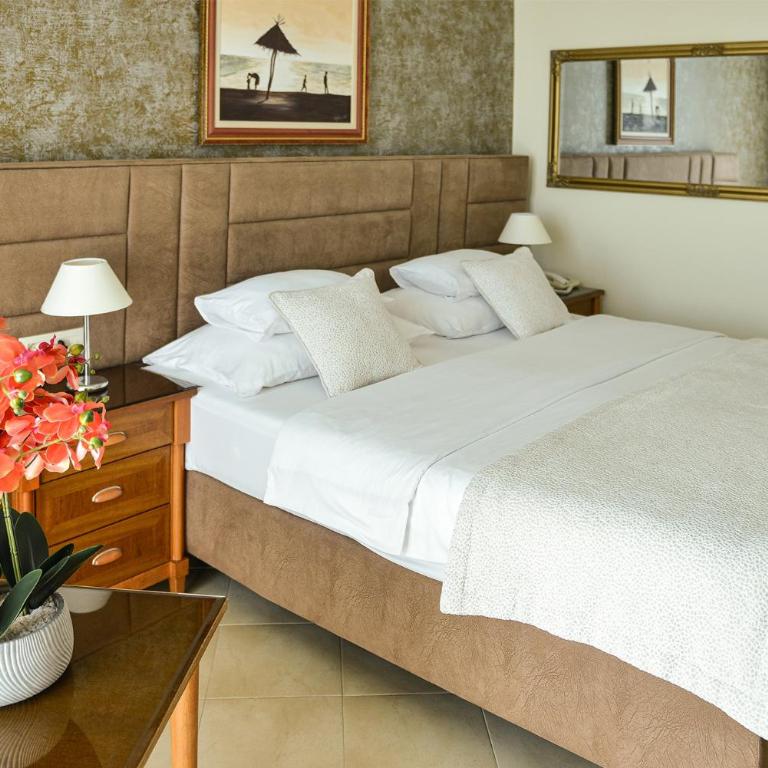 Mediteran Hotel & Resort - Dvokrevetna Soba s Bračnim Krevetom/2 Zasebna Kreveta sa Bočnim Pogledom na More - 5