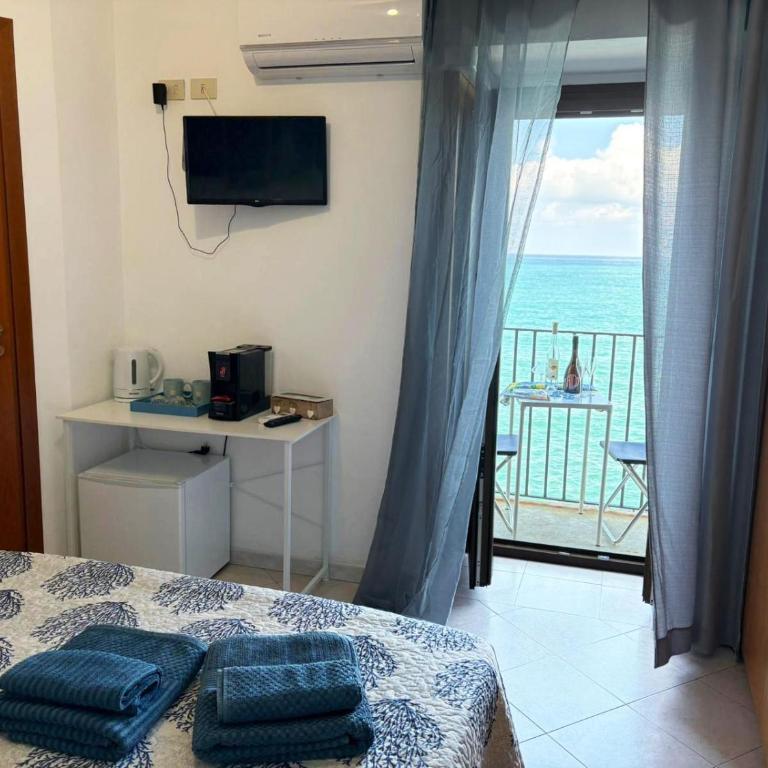 Sailor's 77 - Deluxe Double Room with Sea View - 1
