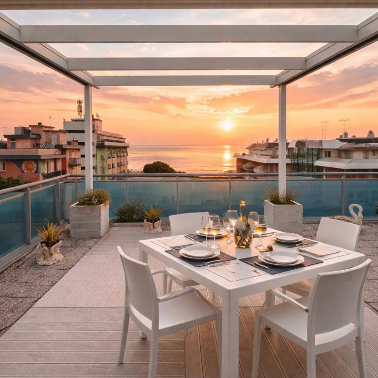 Attico Fronte Mare con Terrazza e Garage Privato - Condominio Lara - Appartamento con Vista Mare - 1