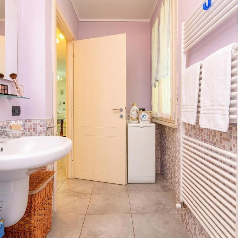 Bea's House, Restyling 2026 Sirmione with Private Garden and shared Pool DesenzanoLoft Official Partner Homes & Villas by Marriott Bonvoy - Appartamento con Vista Piscina - 25
