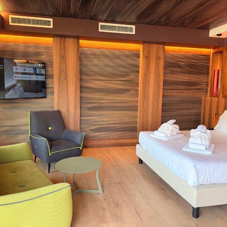 Alevic Hotel Sirmione - Junior Suite with Jacuzzi, Terrace and Partial Lake View - 2